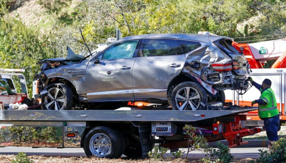 Politiet fælder dom over Tiger Woods Tiger Woods’ bil bugseres væk fra ulykkesstedet. Foto: Mario Anzuoni/Reuters