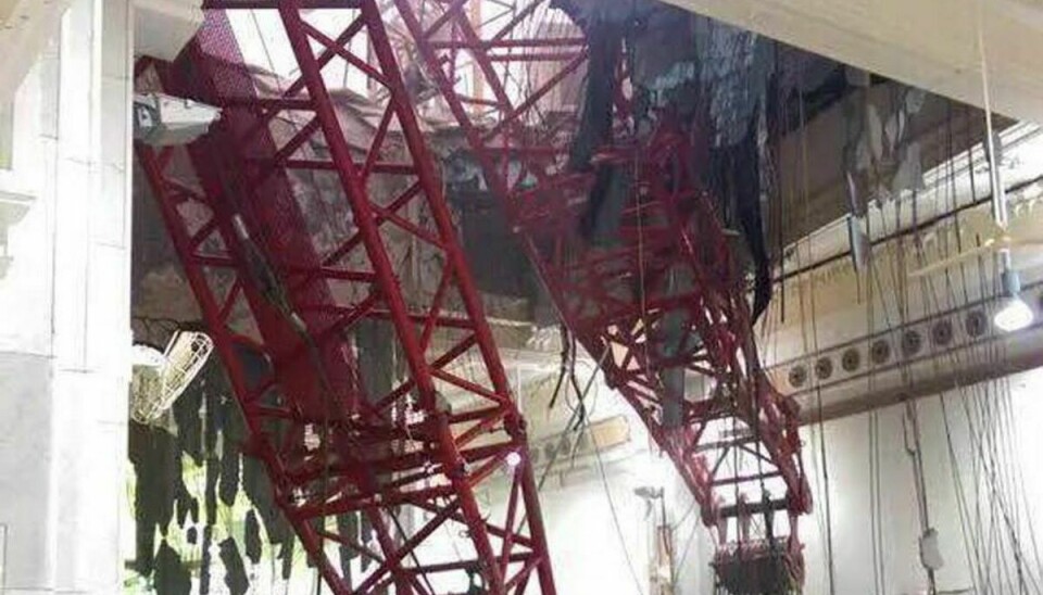 epa04925724 A general view from inside the Grand Mosque showing a part of a large crane that collapsed on the mosque on 11 September 2015. The civil defense authority of Saudi Arabia has confirmed at least 52 casualties with some 30 people injured in the accident. EPA/STRINGER