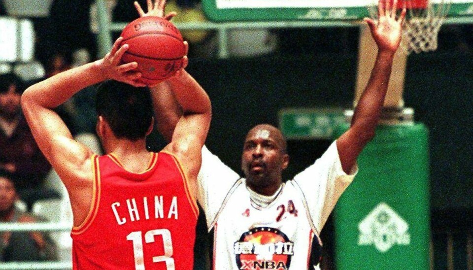 NBA-legende er pludselig død Moses Malone (t.h.) er pludseligt død. Foto: STEPHEN SHAVER/Scanpix (Arkivfoto)