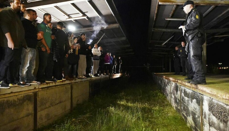 Politiet lader 400 flygtninge forlade hal Flygtninge modtager onsdag en besked fra danske politifolk på Rødbyhavn Station. (Foto: Jens Nørgaard Larsen/Scanpix
