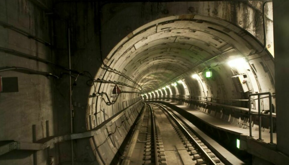 Tirsdag eftermiddag blev nødbremsen trukket i et metrotog i København, og passagererne gik gennem tunnelrøret til en udgang. Foto: Colourbox