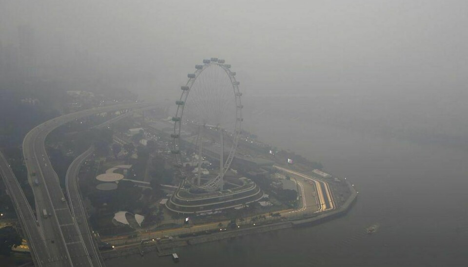 Singapores Formel 1-bane er indhyllet i smog, der kommer fra naboerne i Sumatra. Foto: Edgar Su/Scanpix