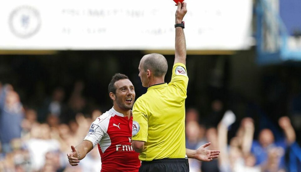 Arsenal-fans samler underskrifter mod topdommer Premier League-dommer Mike Dean havde ikke svært ved at udvise blandt andet Santi Cazorla fra Arsenal, men ville ikke udvise Chelseas Diego Costa. Nu er en fan så sur på dommeren, han ikke vil se på ham igen. Foto: Scanpix