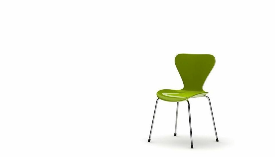 Arne Jacobsens “Syver”-stol er flittigt kopieret og efterlignet. Nu har tre forretningsmænd fået betingede fængselsstraffe for at sælge kopimøbler. Foto: Scanpix