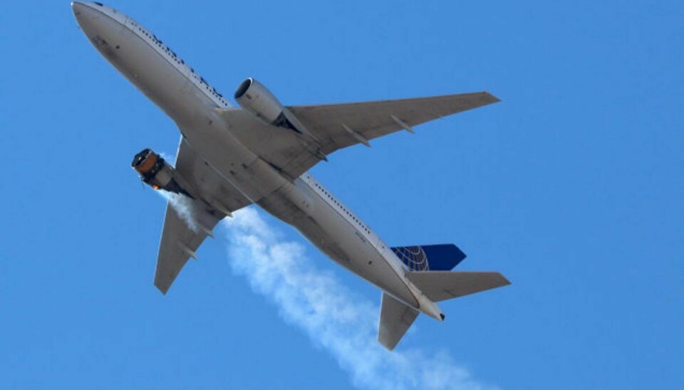 Et Boeing 777 fra selskabet United Airlnes med 231 passager om bord måtte lørdag den 20. februar nødlande i Denver i Colorado, kort efter det var lettet fra samme lufthavn. På billedet ses tydeligt, at der er brand i højre motor, og kort efter tabte flyet denne motordel. Foto: Hayden Smith/Reuters