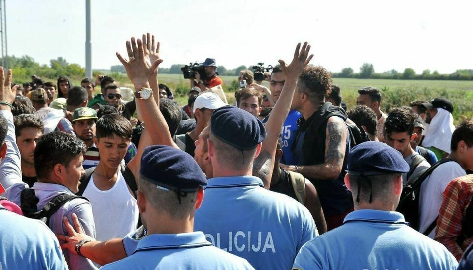 Politi holder migranter tilbage i Den kroatiske by Tovarnek. Foto: ELVIS BARUKCIC/Scanpix