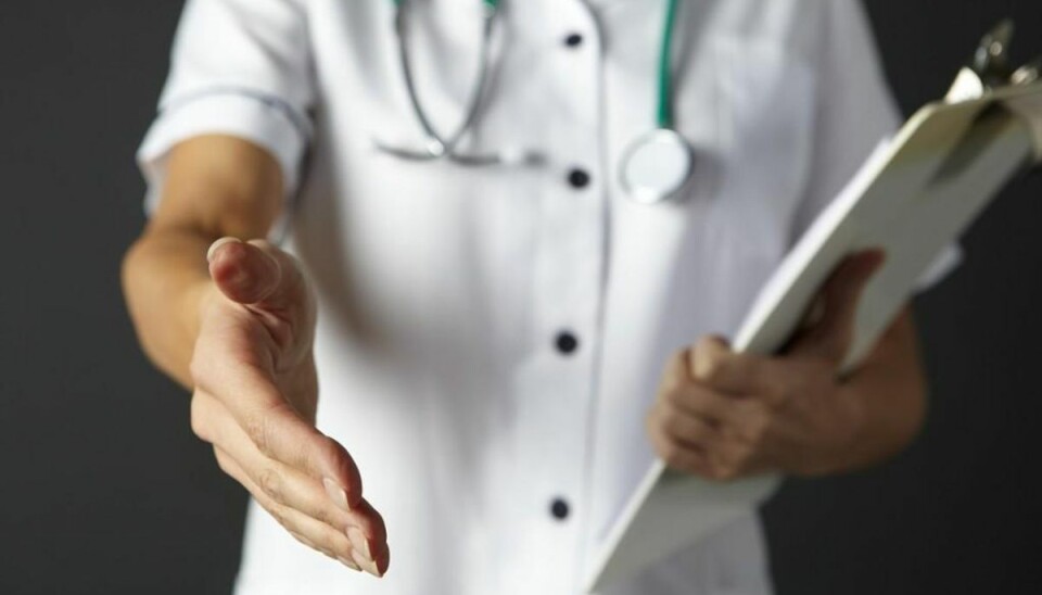 Mange patienter konsulteres på gangen American nurse extending hand to shake