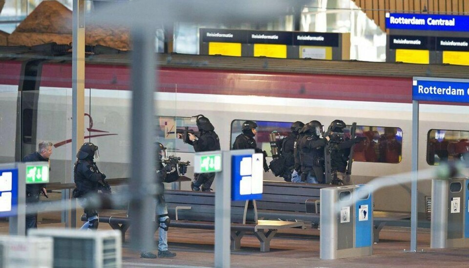 Specialstyrker er talstærkt til stede på perron i Rotterdam efter tog blev evakueret på grund af en bevæbnet mand. Foto: JERRY LAMPEN/Scanpix