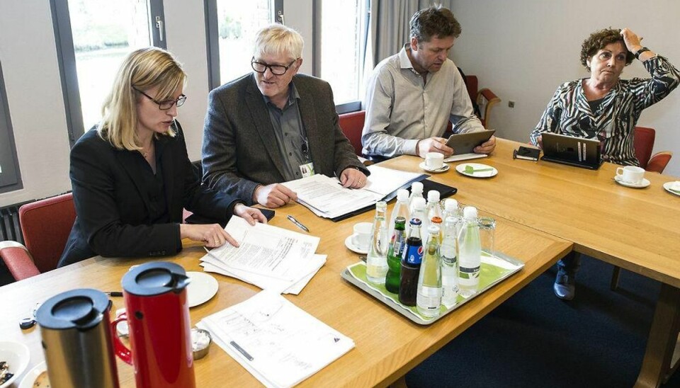 Regionsråd: -Det tyder på embedsmands-misbrug Mandag aften blev der holdt ekstraordinært forretningsudvalgsmøde i Region Syddanmark i Vejle. Her skulle man prøve at finde ud af hvad der er hoved og hale i dispositioner Carl Holst lavede som regionrådsformand. Foto: Claus Fisker/Scanpix.