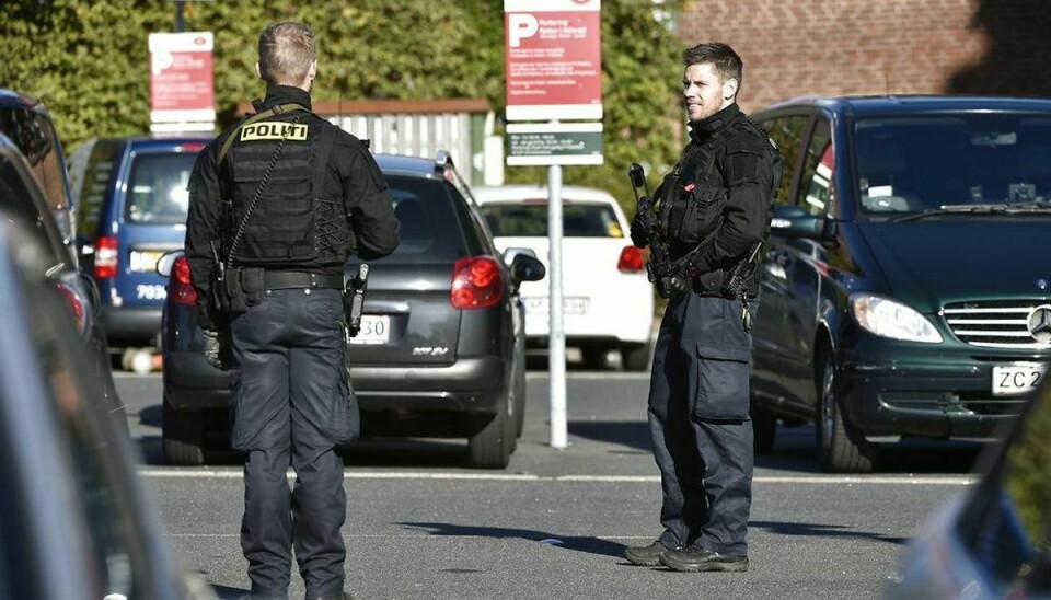 Betjente ved retten i Hillerød, hvor en 25-årig asylansøger onsdag den 30 september fremstilles i grundlovsforhør efter at have stukket en betjent ned på Center Sandholm i Birkerød.