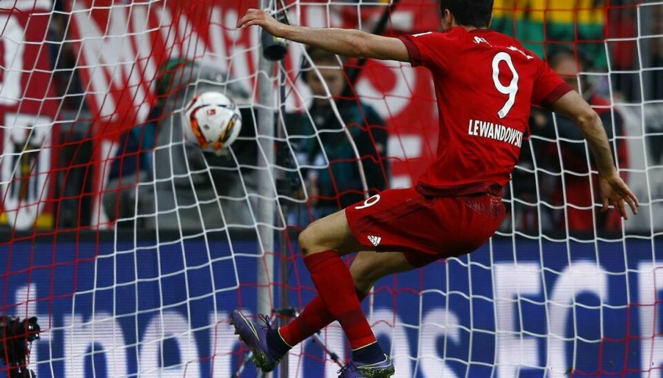 Bayern Münchens Robert Lewandowski har nærmest været målgaranti i Bundesligaen hidtil. Nu kan han være med til at slå en gammel rekord. Foto: Scanpix