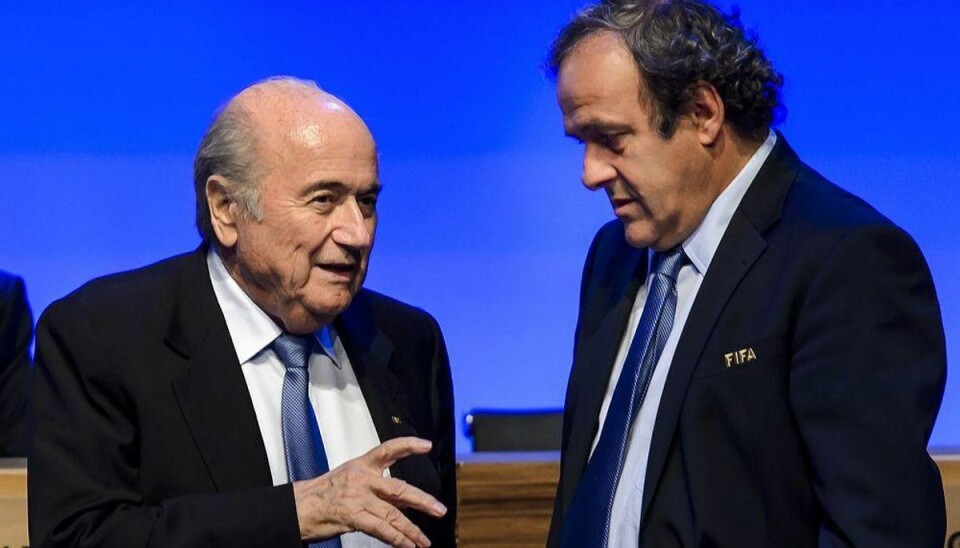 FIFA suspenderer Blatter og Platini for mulig korruption Sepp Blatter (til venstre) og Michel Platini er blevet suspenderet fra deres poster i Fifa og Uefa, fordi der er gng i en undersøgelse af korruption mod dem. FABRICE COFFRINI