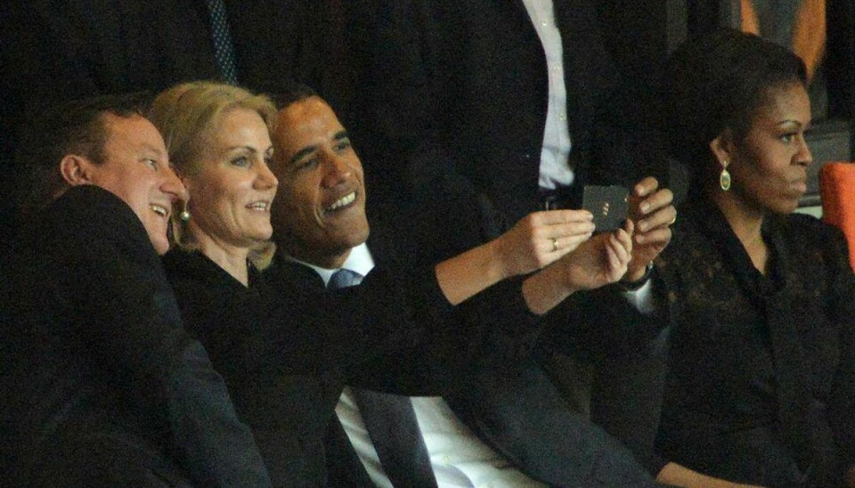 Michelle Obama så ikke udpræget fornøjet ud, da hendes mand pludselig fik gang i mobilen sammen med daværende statsminister Helle Thorning. Fotoet af selfien gik verden rundt. Foto: Scanpix.