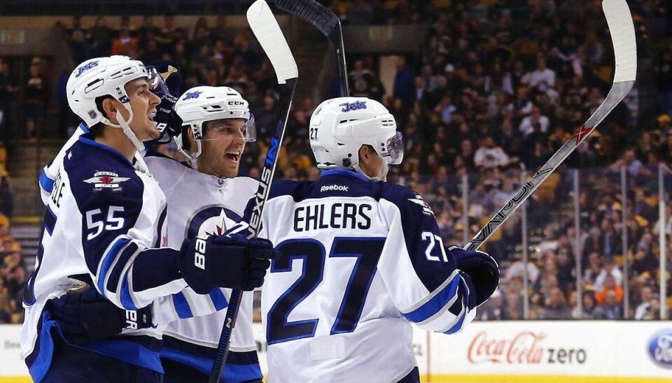 Nikolaj Ehlers fik sin første assist i NHL Nikolaj Ehlers fejrer sit hold Winnipeg Jets scoring. Han lagde selv den målgivende aflevering. Foto: Maddie Meyer/Scanpix