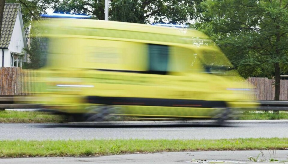 Tre personer er kørt med ambulance efter en voldsom trafikulykke. Foto: Colourbox.com (Modelfoto)