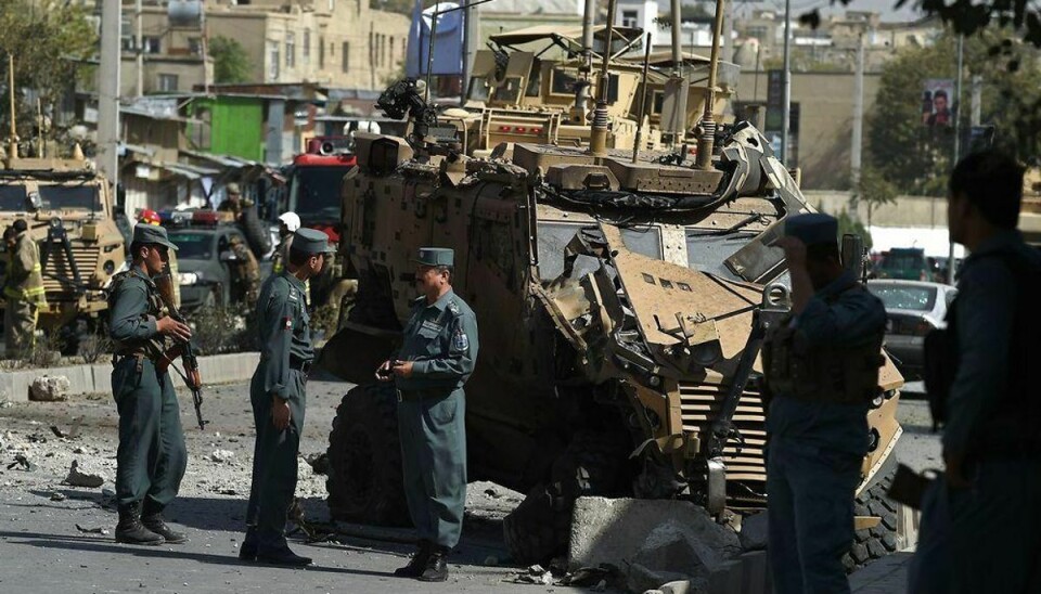 Sikkerhedsstyrker er massivt til stede i Kabul, efter en bombe sprang søndag morgen. Foto: Wakil Kohsar/Scanpix