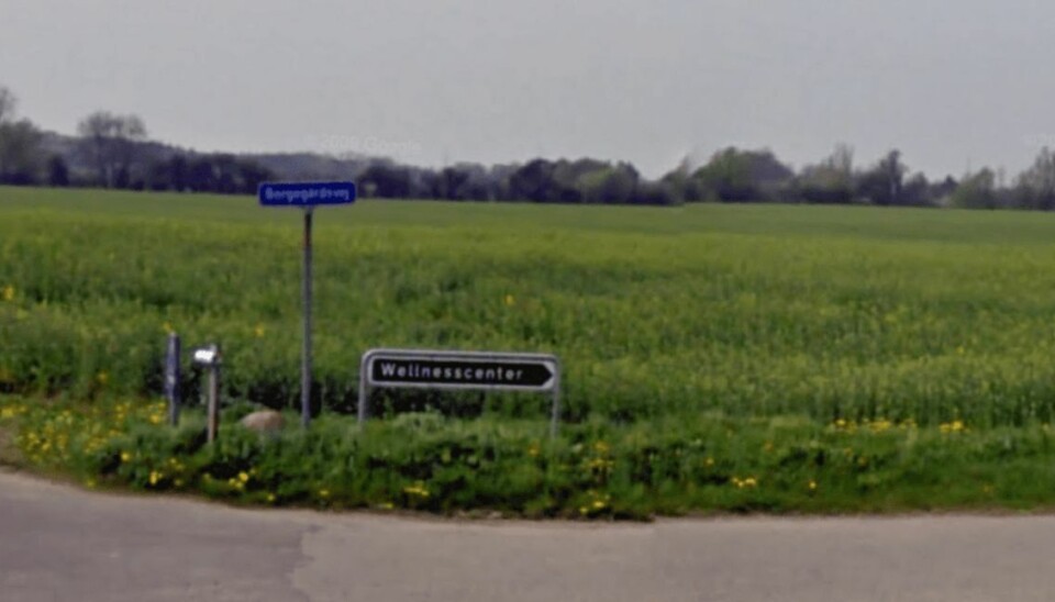 Brand i wellnesscenter: Benzindunke og tændstikker fundet Wellnesscenter Relax, her på Borgegårdsvej uden for Køge, er natten mellem torsdag og fredag formentlig sat i brand. Foto: Google Streetview