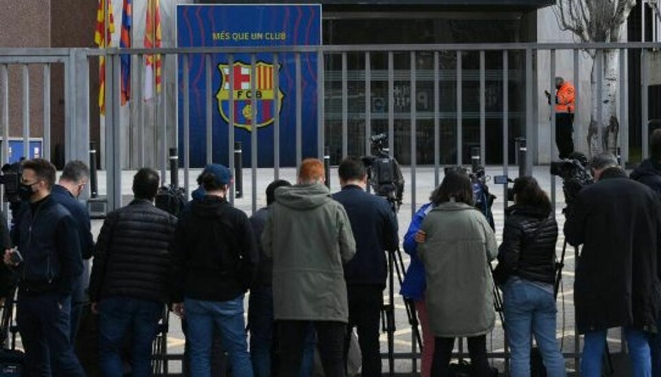 Pressen er mødt frem foran FC Barcelonas administrationsbygning i forbindelse med en politirazzia. Foto: Lluis Gene/AFP