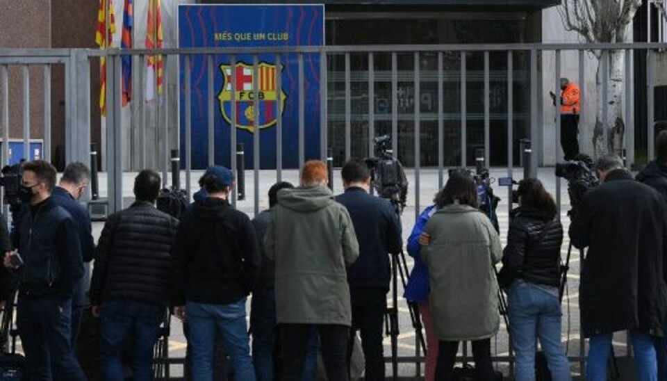 Kæmpe razzia: Fodboldboss anholdt Pressen er mødt frem foran FC Barcelonas administrationsbygning i forbindelse med en politirazzia. Foto: Lluis Gene/AFP