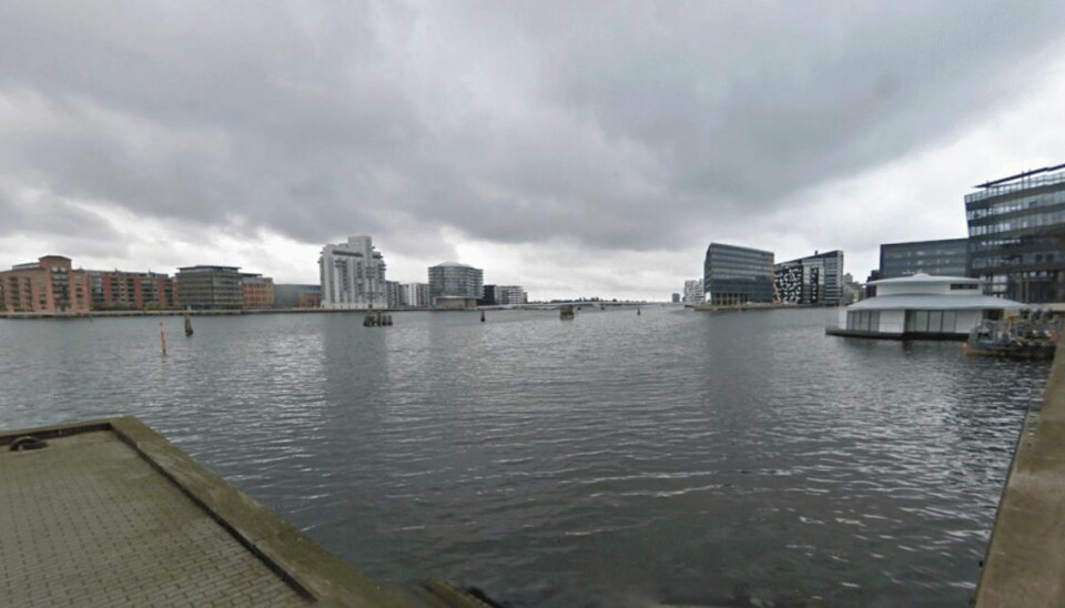 Smed gennembanket kvinde i iskold havn: Nu vil han frikendes Det var i en skurvogn her på Kalvebod Brygge i København, at en 34-årig mand tæskede og voldtog en kvinde, før han smed hende i 9 grader koldt vand. Foto: Google Streetview