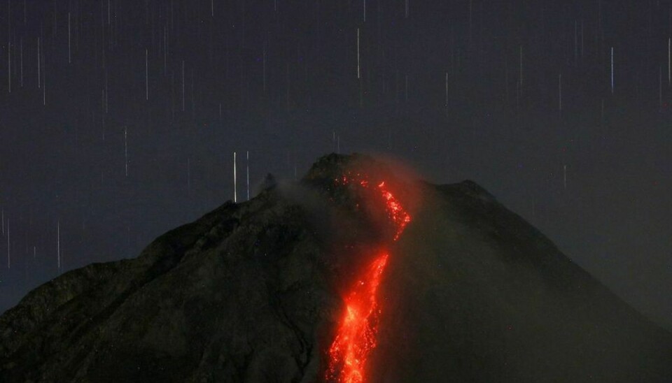 Allerede i begyndelsen af februar begyndte vulkanen er røre på sig. Billedet her er taget den 12. februar i år og viser hvordan rødglødende lava langsomt vælter ned ad siderne på vulkanen. Foto: Ritzau Scanpix.