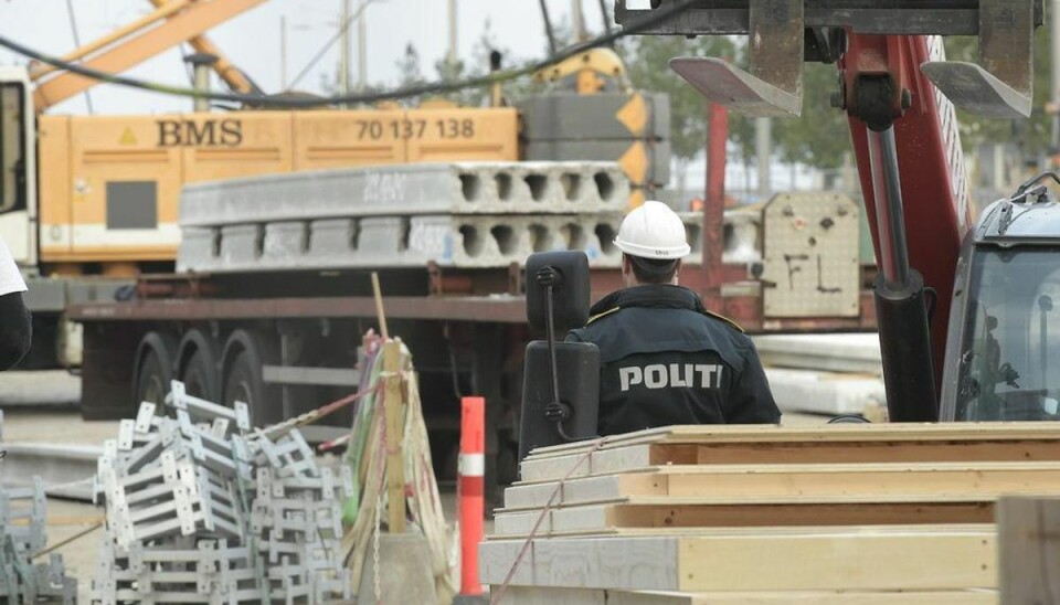 En person i livsfare efter sammen-styrtning Politiet arbejder på byggepladsen på Aarhus Havn, hvor en arbejder fik et betondæk ned over sig og blev alvorligt kvæstet. Foto: Axel Schutt/Scanpix
