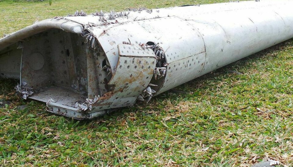 Det er blandt andet vingeflappen her, der gør det usandsynligt, at MH370 skulle være styrtet ned på den malaysiske ø. Foto: Scanpix