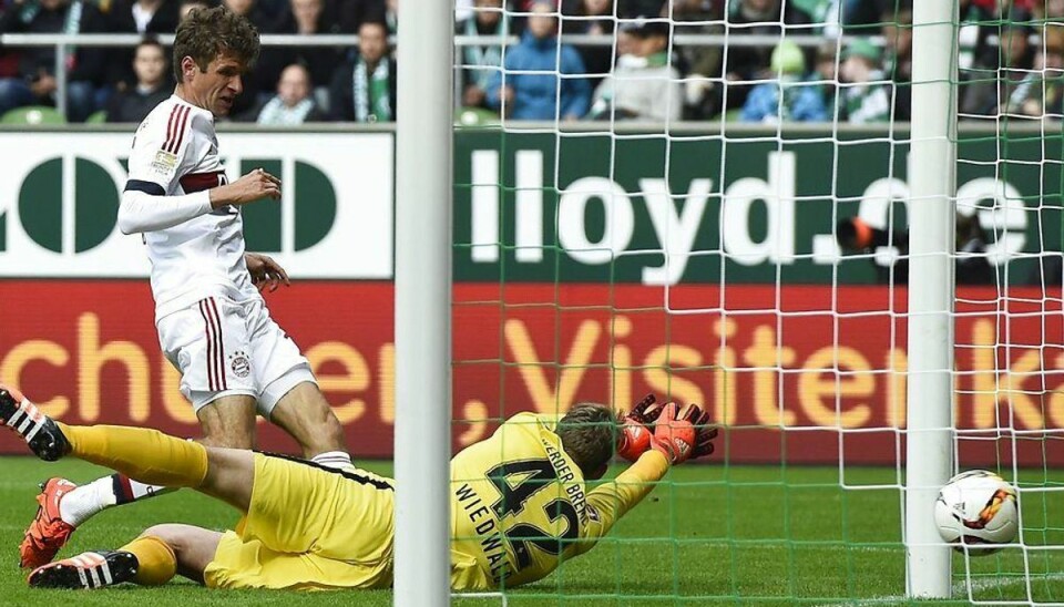 Magt-demonstration: Bayern napper 12. sejr på stribe Bayerns midtbanespiller, Thomas Mueller, scorer her i lørdagens Bundesligakamp mod Werder Bremen. Foto: Scanpix.