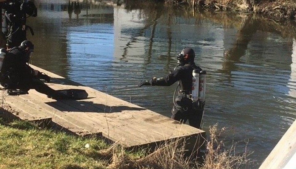 Dykkere leder i Aarhus Å efter den savnede Jane Møller. Foto: presse-fotos.dk Dykkere leder i Aarhus Å efter den savnede Jane Møller. Foto: presse-fotos.dk