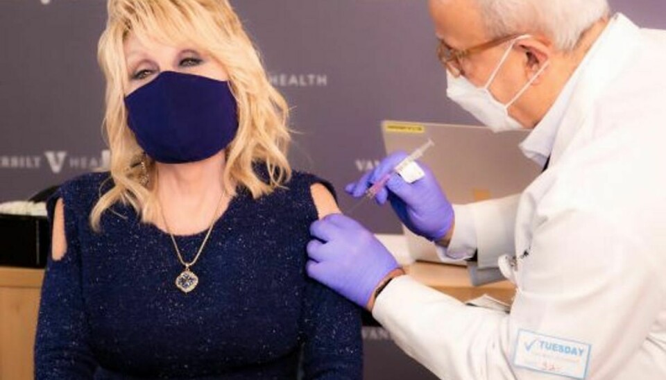 Dolly Parton har fået et skud med “sin egen medicin”, da hun tirsdag er blevet vaccineret mod coronavirus. Foto: @dollyparton/Reuters