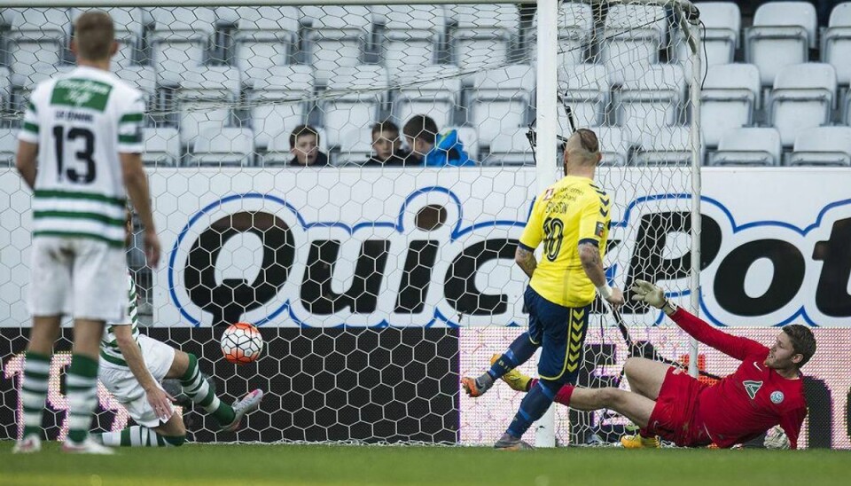 Elmander og Eriksson sikrer Brøndby tre point Brøndbys Magnus Eriksson scorer til 1-0 overfor en chanceløs Viborg-målmand Peter Friis Jensen. Brøndby vinder kampen 2-0. Foto: Scanpix.