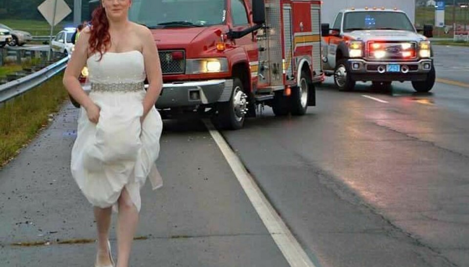 Billedet af Sarah, der er på vej mod et uheld i sin brudekjole, er gået viralt. Foto: Montgomery County, Tennessee/Facebook