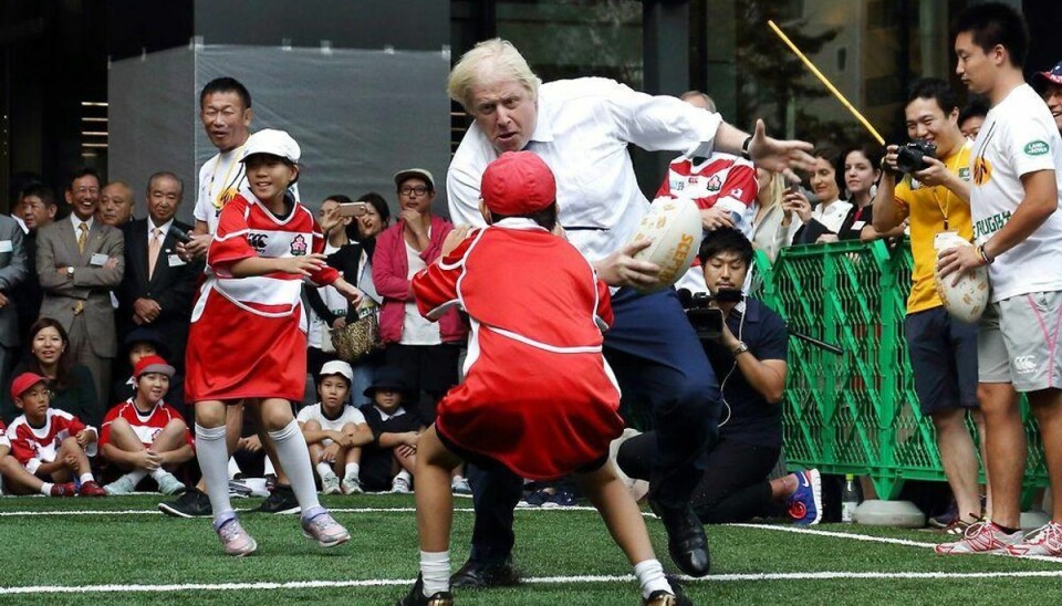 Borgmester vælter japansk dreng Boris Johnson spiller rugby. Foto: Scanpix.
