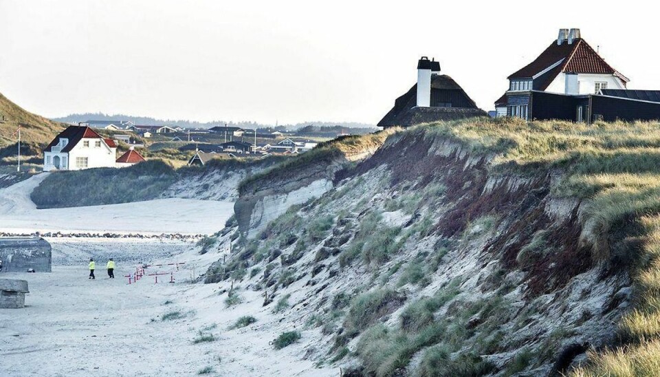 Kyststrid afgjort: Husejere kæmper for sten Nedstyrtningstruede huse ved Løkken Strand. Private lodsejere og Kystdirektoratet mødes i dag i en konflikt omkring kystsikring, der skal forhindre, at husene styrter i havet
