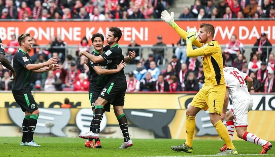 Dansk fodboldspiller slipper for straf Hannover 96s danske Leon Andreasen (nr 3 fra venstre) har netop scoret med hånden. Han slipper dog for straf. Foto: Maja Hitij/Scanpix