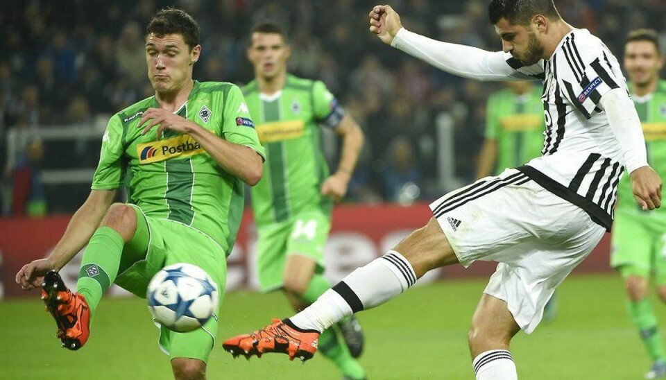 Andreas Christensen (tv.) er i medvind i Borussia Mönchengladbach. Her ses han i Champions League mod Juventus-spilleren Alvaro Morata.
