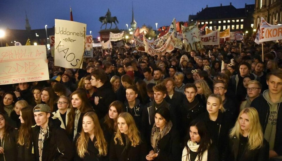 Studerende demonstrerer imod regeringens nedskæringer på uddannelse torsdag d. 29 oktober 2015 På Christiansborg Slotsplads i København. (Foto: Erik Refner/Scanpix 2015)