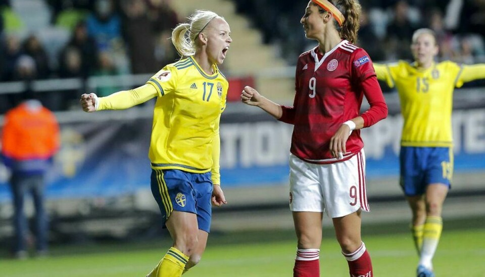 Svenske Caroline Seger jubler efter sit mål til 1-0 over Danmark. Det blev desværre for Danmark kampens eneste mål. Foto: Adam Ihse /Scanpix