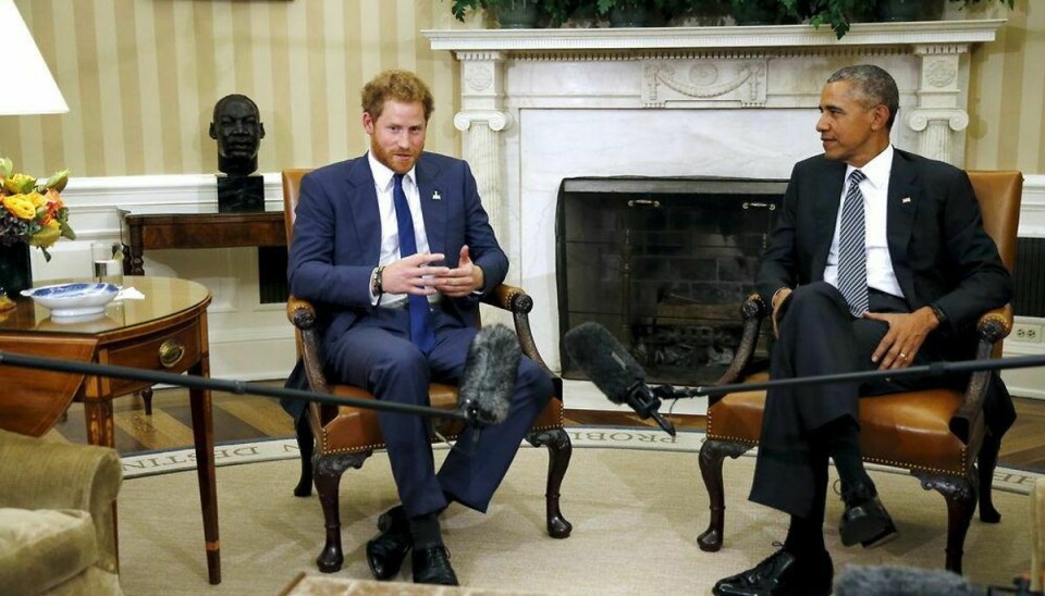 USAs præsident Barack Obama (th.) og den engelske prins Harry morede sig i hinandens selskab. Foto: Carlos Barria/Scanpix