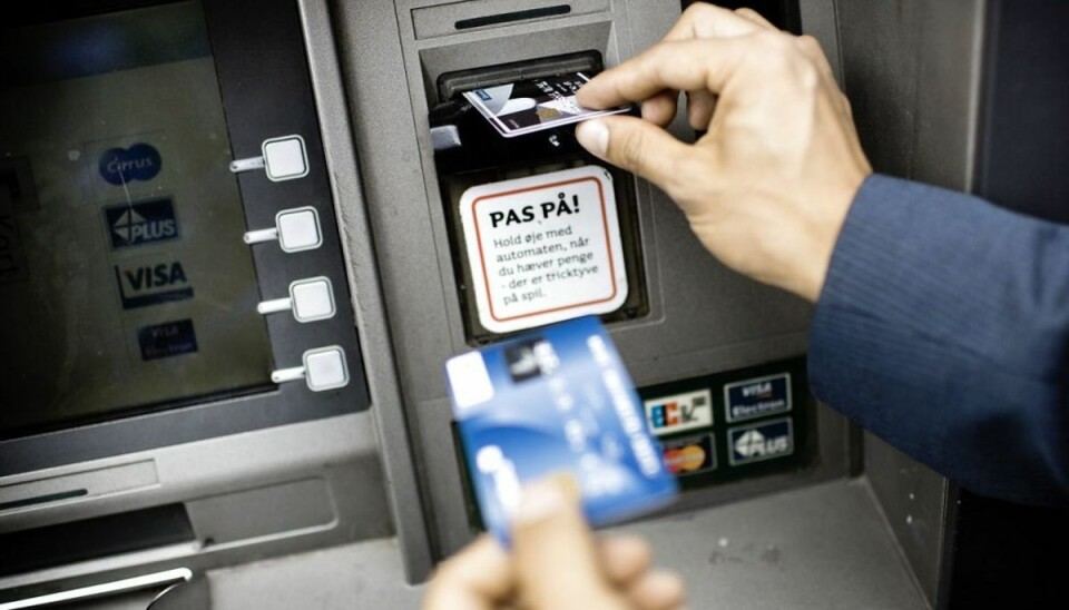 Disse danskere kan ikke få deres penge Har man ikke et hævekort kan man ikke bruge en hæveautomat. Det er problematisk. Foto: Scanpix