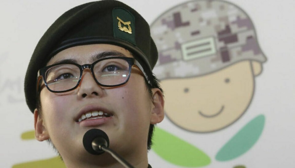 – Jeg er soldat i republikken Korea, sagde Byun Hee-soo, da hun sidste år holdt opsigtsvækkende pressemøder i protest mod at være afskediget fra hæren efter en kønsskifteoperation. Hun er nu blevet fundet død. Foto: Ahn Young-Joon/Scanpix