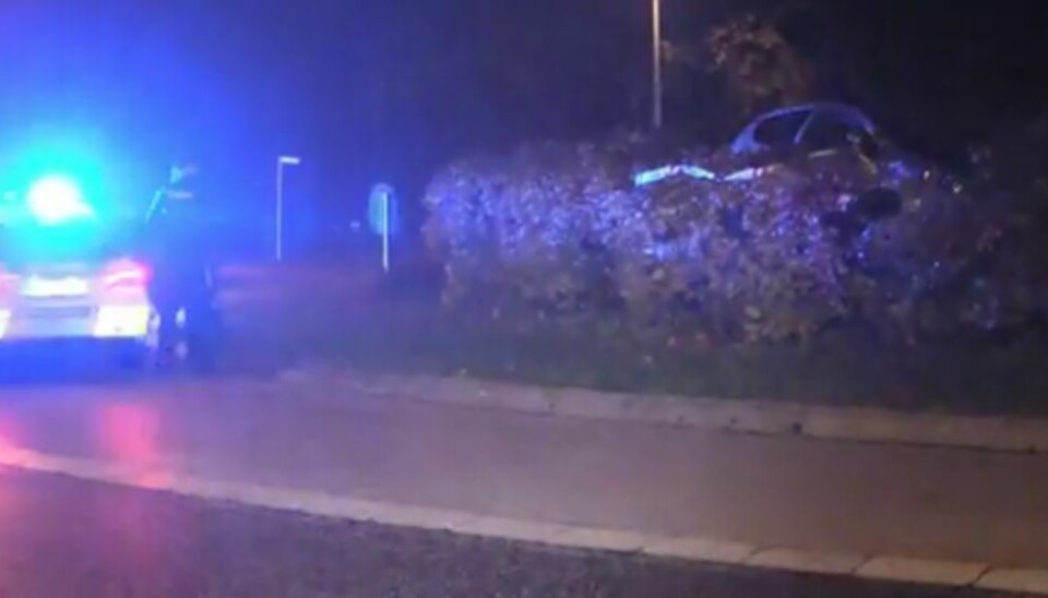 Formodet spritbilist smadrer sin bil i rundkørsel
