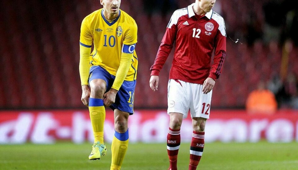 Zlatan Ibrahimovich er med i Sveriges trup til de vigtige playoff-kampe mod Danmark. Her ses han sammen med Danmarks Andreas Bjelland. Foto: Scanpix