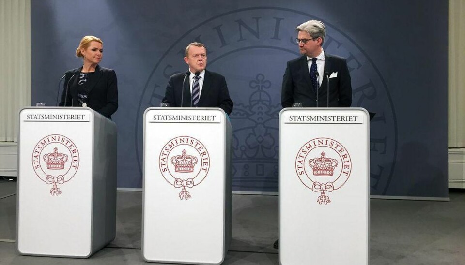 Regeringens forslag: Asylansøgere skal bo i telte På et pressemøde i Statsministeriet har Regeringen – repræsenteret ved Inger Støjberg (tv.), Statsminister Lars Løkke Rasmussen og Søren Pind (th.) – fremlagt forslag til stramninger af asylpolitikken. Foto: Søren Bidstrup/Scanpix