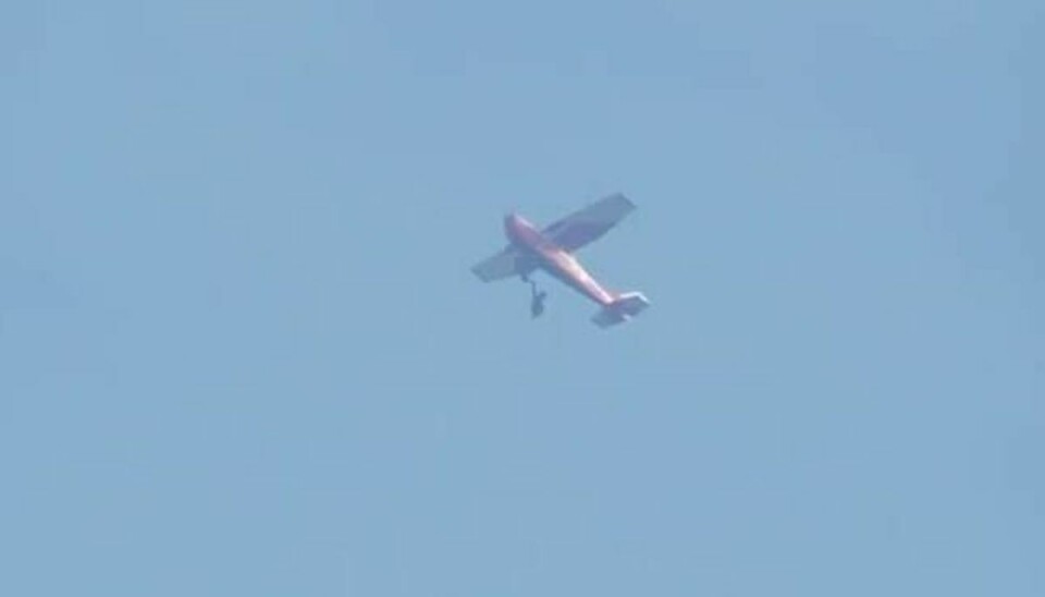 Faldskærmsudspringer hang fast i flyet