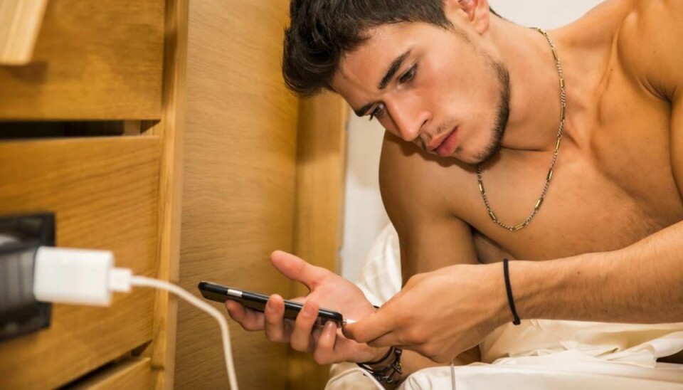 Derfor er din oplader farlig Alt for mange sætter stadig telefonen i opladeren om natten. Foto: Iris/Scanpix