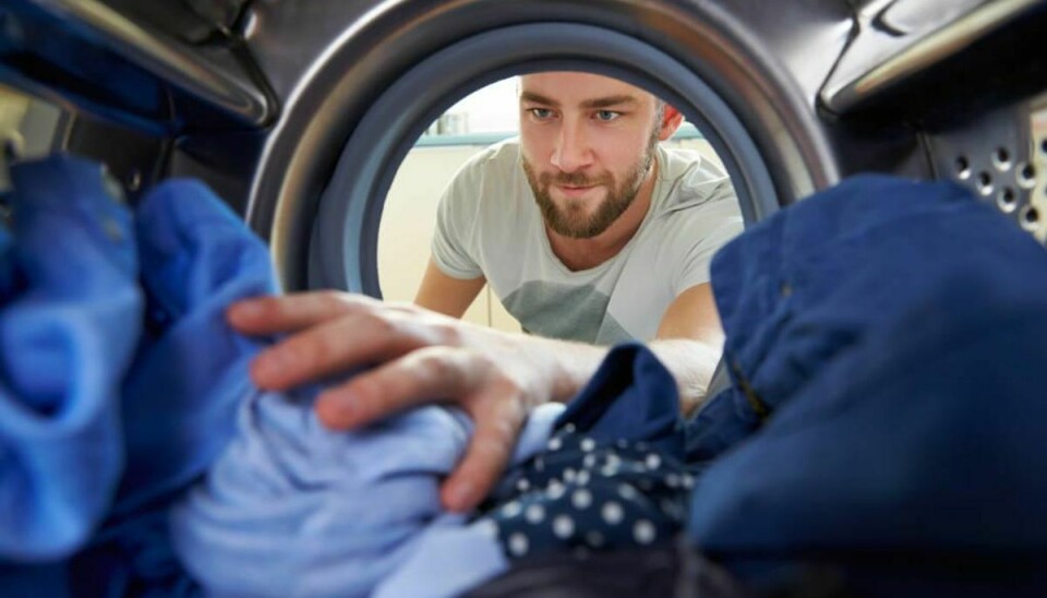 Nyt tøj er ofte behandlet med kemikalier, derfor er det en god idé at vaske det, inden du bruger det. Foto: Iris/Scanpix