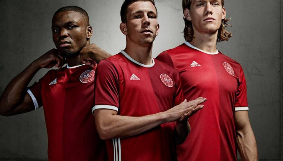 Her er landsholdets nye trøje DBU og Adidas har netop præsenteret den nye landsholdstrøje – som Jores Okore (tv.), Pierre-Emile Højbjerg og Jannik Vestergaard (th.) her viser frem. Pressefoto: DBU
