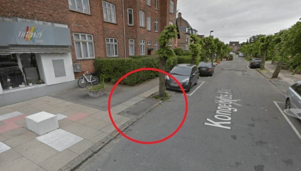 Den lille kvinde mod systemet: Kommunen betaler P-bøde tilbage P-pladsen er nu fjernet, men den røde ring angiver, hvor der en gang var en indstribet parkeringsbås. Det var her, Mille Randløv for fire år siden fik den bøde, Kommunen nu skal betale tilbage. Foto: Google Streetview