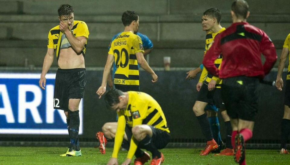 Jonas Damborg (12 – Hobro IK) og de øvrige Hobro spillere ærger sig efter nederlaget til FC Nordsjælland. Foto: Bo Amstrup/Scanpix.